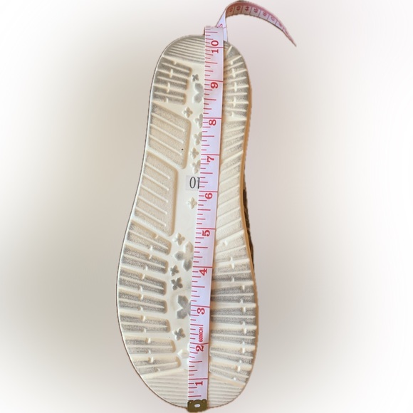 Ladies, leopard print canvas shoes. Size 7 up to 7 1/2 - Picture 2 of 9